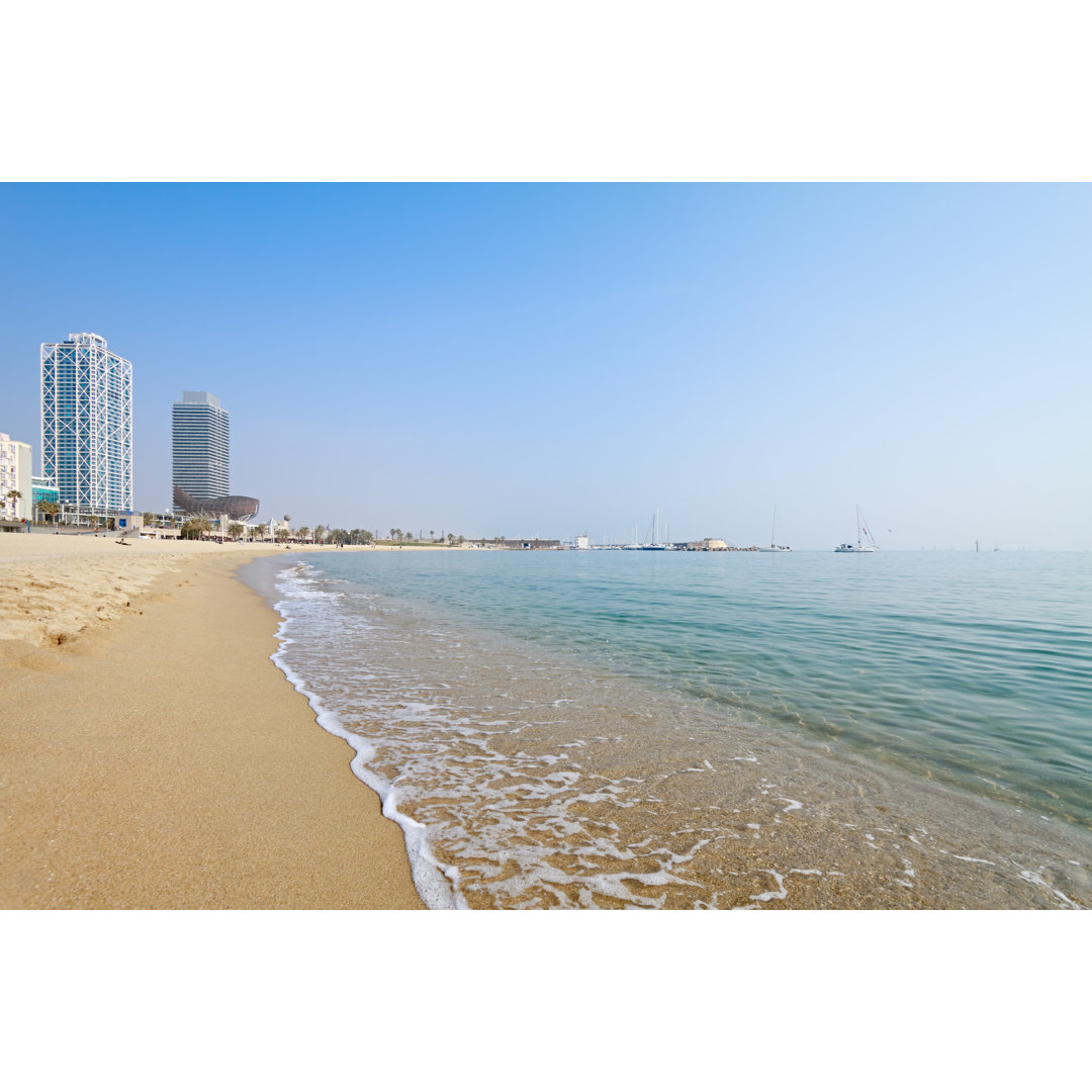 Barcelona Beach von Rusm - Kunstdrucke auf Leinwand ohne Rahmen