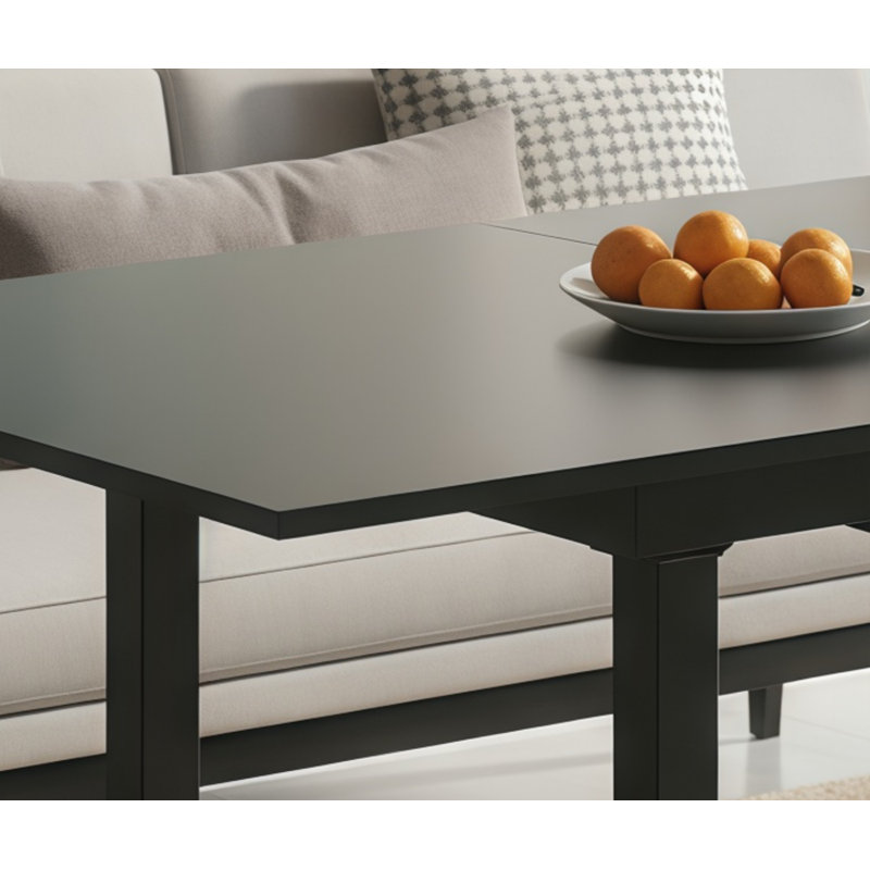 Une table de salle à manger extensible carrée noire moderne avec des pieds en métal; Sa conception peu encombrante le rend idéal pour les salons et les cuisines.