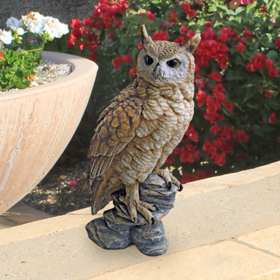Statue hibou s’asseoir forest