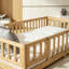 Lit de plancher avec clôture et porte, lit de plancher en bois d'hévéa avec garde-corps de sécurité-631760759-609347031