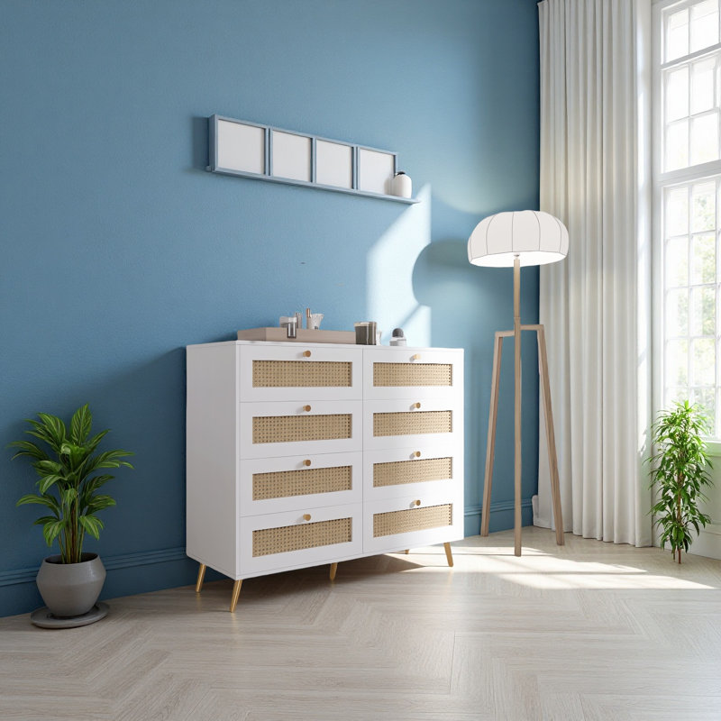 Commode 8 tiroirs blanche avec pieds en rotin et poignées dorées
