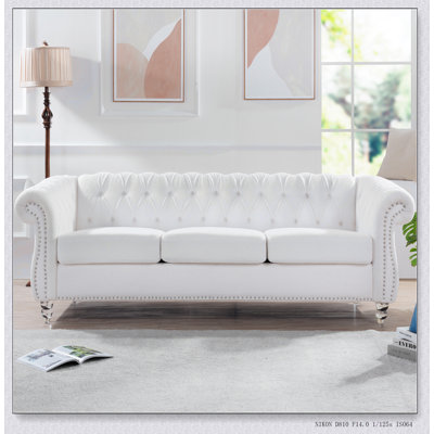 Canapé Chesterfield 3 places de 213 cm (84 pouces) avec accoudoirs arrondis, dossier capitonné et structure robuste, idéal pour les salons modernes.