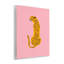 Jaguar jaune sur plaque murale rose, design par Creative Studio