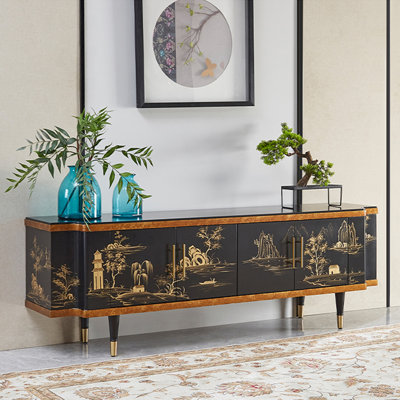 Meuble télé de style chinois peint en or avec portes de rangement, représentant un paysage paysager