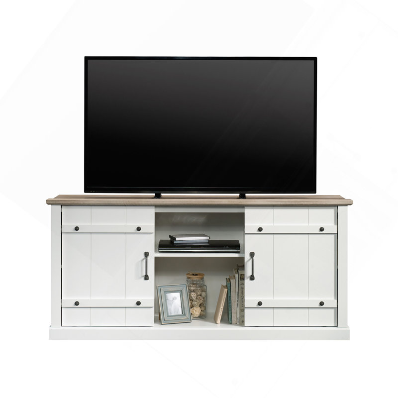 Ce meuble télé à finition blanche avec portes de grange coulissantes et tablettes réglables peut accueillir un téléviseur de 70 po ou moins pour un visionnement et un rangement optimaux.