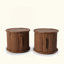 Ensemble de tables basses rondes 2 pièces, tables d'appoint gigognes modernes avec rangement à porte coulissante, table de bout et table de chevet pour canapé au fini noyer, avec tabouret décoratif à colonne romaine cannelée