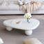 Table basse moderne à 3 pieds, finition blanc crème, espace de vie, table d'appoint en bois avec pieds, blanc, construction élégante,