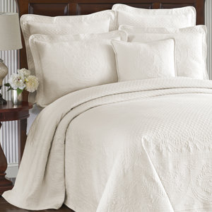 https://assets.wfcdn.com/im/46700563/resize-h300-w300%5Ecompr-r85/5481/54811522/King+Charles+Matelasse+Traditional+Cotton+Floral+Coverlet.jpg