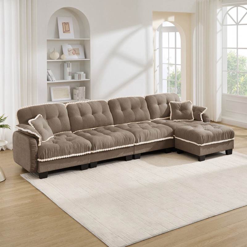 Canapé en L Chenille Cloud avec garniture pompon et coussins capitonnés, L 131,5 po, Chenille brun