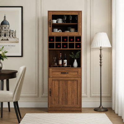 Garde-manger de style campagnard avec tablettes coulissantes à plusieurs niveaux, portes en verre et rangement modulaire pour la cuisine, la salle à manger ou le bar.