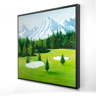"Terrain de golf avec vue sur les montagnes"