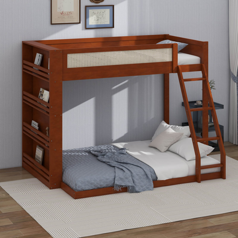 Lit superposé simple au-dessus d'un lit double avec tablette de rangement latérale et lit superposé en bois léger avec échelle intégrée et garde-corps