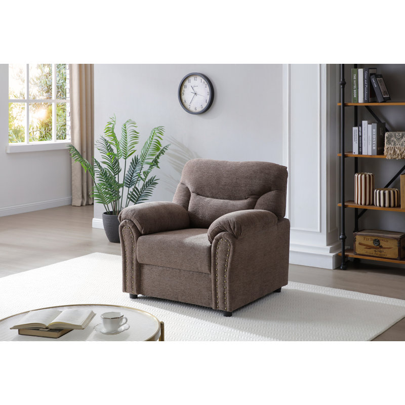 Chaise exquise avec accoudoirs évasés et garniture cloutée, alliant confort et style pour un ajout parfait à l'espace de vie