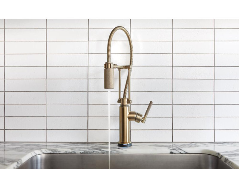 Litze SmartTouch Single Handle Kitchen Faucet, Matte Black/Luxe Gold