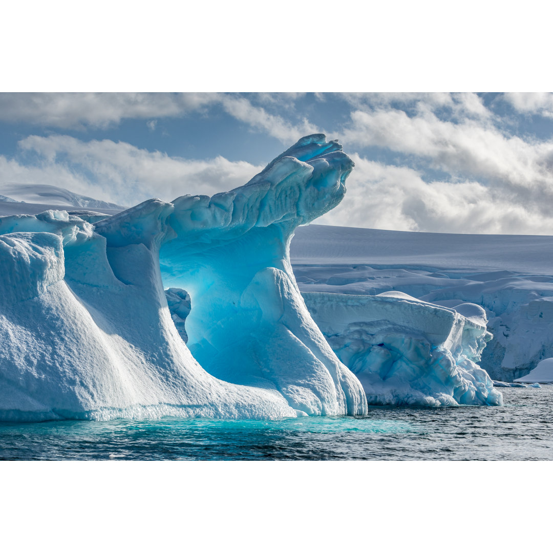 Wetter erodierter Eisberg - Leinwandbild