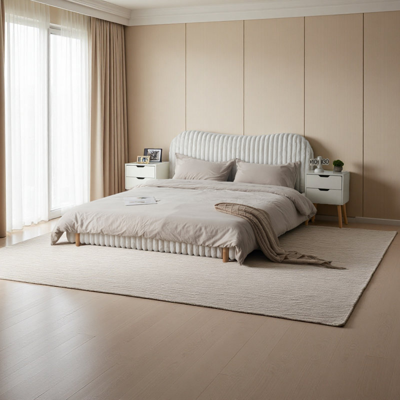 Lit tapissier Sleek Boucle avec tête de lit ondulée et coutures verticales, très grand