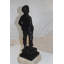Statue de garçon debout en bronze Kensa - Taille: L 7,5 po x l 7,5 po x H 23,5 po.