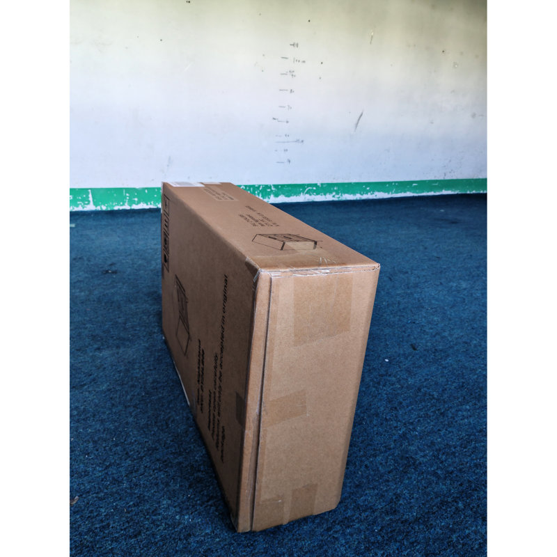 Table d'appoint en bois avec détails pour un décor de chambre à coucher polyvalent et élégant