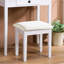 Coiffeuse et tabouret en bois blanc avec 3 espaces de rangement et miroir réglable, composé de compartiments.