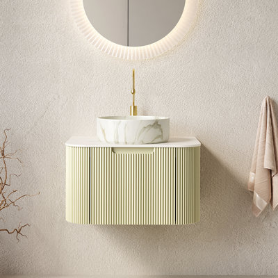 Meuble-lavabo flottant avec lavabo en céramique et comptoir en pierre frittée, armoire en contreplaqué rayé, tiroir à fermeture en douceur, pré-assemblé pour une installation facile.