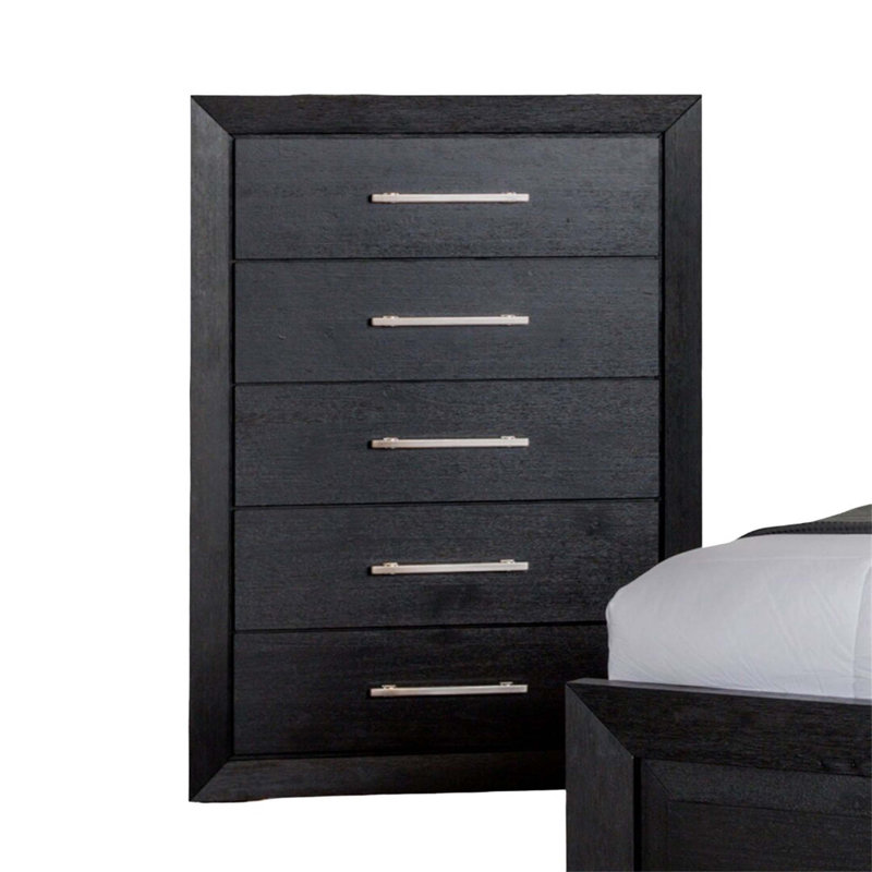 Commode contemporaine à 5 tiroirs avec queue d'aronde anglaise et pieds chromés, idéale pour les chambres à coucher modernes et l'efficacité du rangement.