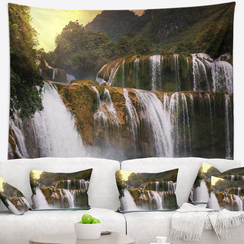 Paysage avec une belle cascade au Vietnam, H 32 po x l 39 po