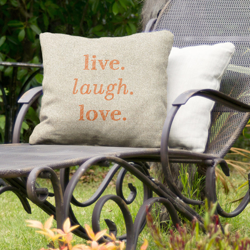 Coussin décoratif intérieur/extérieur en temps réel love love, 16 po x 1 po, Blanc / orange