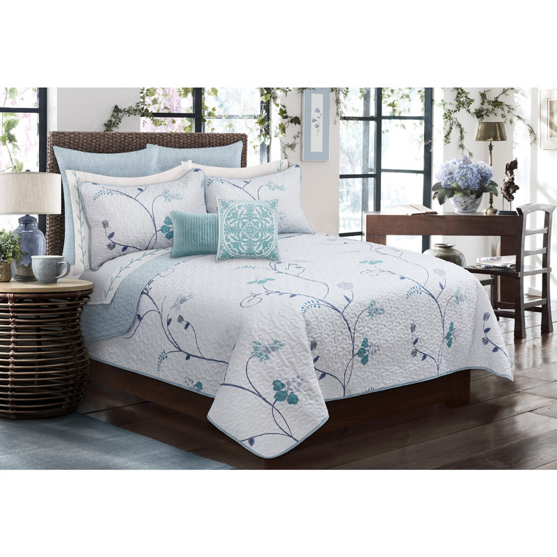 Floral Quilt Set, Double/Queen Quilt + 2 Standard Shams, White