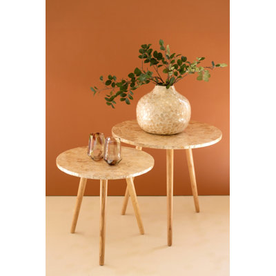  Ensemble de deux tables d'appoint en bois avec détails en coquille de Capiz