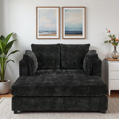 Chaise longue moderne avec accoudoirs moelleux, assise profonde capitonnée et dossier confortable.