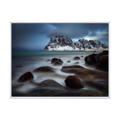 Côte rocheuse avec montagnes - Photographie sur toile