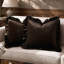 Housses de coussin décoratives luxueuses à volants en velours, pour canapé ou fauteuil.-133653753-133653755