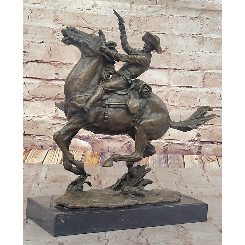 Cowboy au galop avec revolver - Sculpture Western bronze dynamique Remington