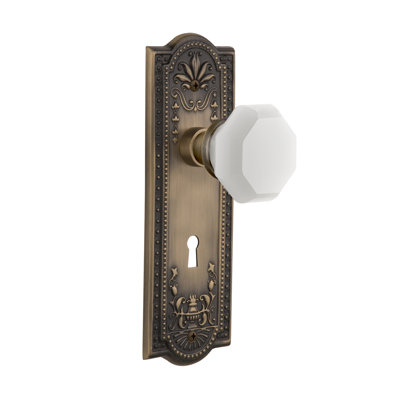 Assiette Meadows avec trou de serrure décoratif et bouton blanc Waldorf