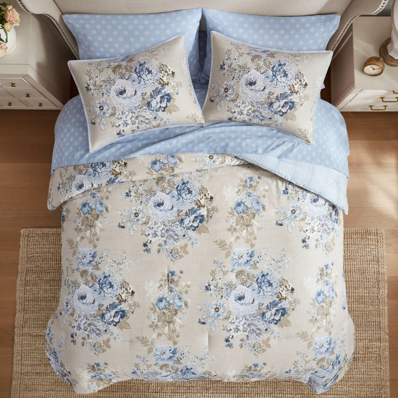 7 grands lits, motif floral intemporel, deux looks chics, literie de taille confort toute l'année, design rétro, douillet
