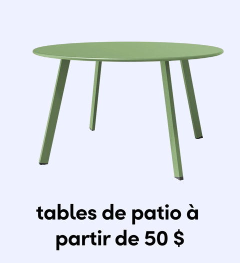 Une table de patio ronde en métal vert sauge avec quatre pieds effilés à partir de 50 $.