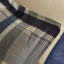 Literie grand bleu marine avec édredon écossais. Contient un édredon, 2 taies décoratives, 1 coussin, des draps et des taies d'oreiller. Microfibre douce. Rembourrage. Lavable à la machine. Confort de la chambre à coucher. Draps d'édredon - multicolore.-125962587
