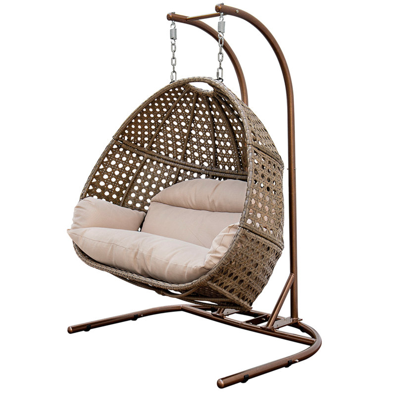 Balancelle en osier brun avec coussin beige