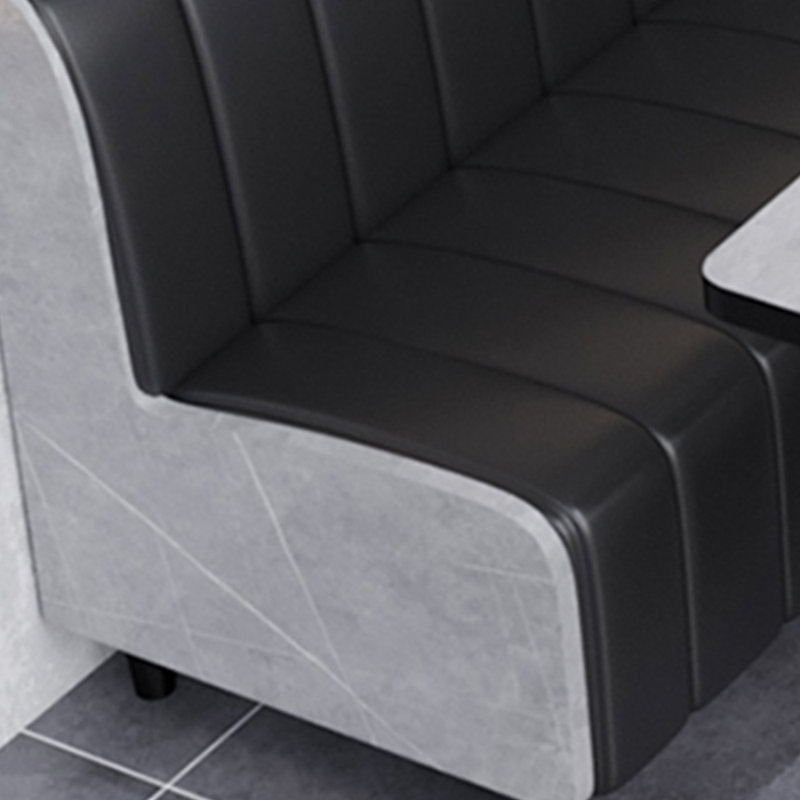 Bancs noirs de style industriel