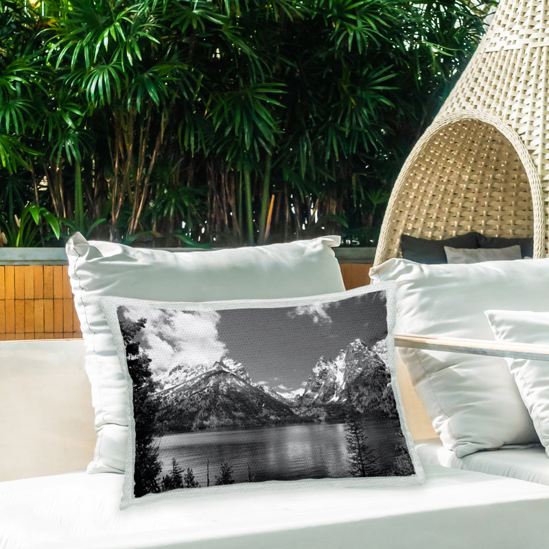 Coussin d'extérieur à imprimé lac et montagne par Steve Toole