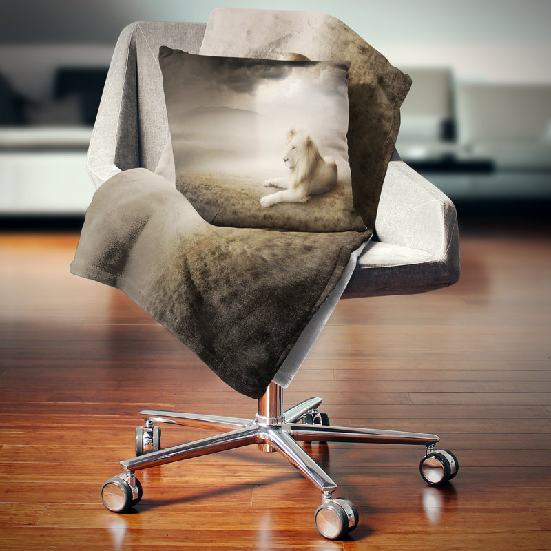 Roi des animaux au coucher du soleil - Coussin imprimé animal, 16 po x 1 po, Coussin décoratif