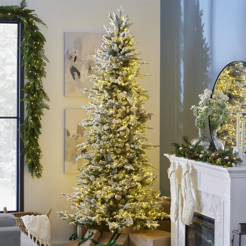 Arbre de Noël artificiel enneigé 7,5 pi avec base Overlight