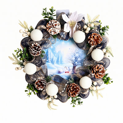 Couronne de Noël pré-éclairée scène d'hiver, couronne en maille marine lumineuse de 15,7 pouces avec boules blanches, pommes de pin givrées, poinsettia blanc pour la porte d'entrée des Fêtes