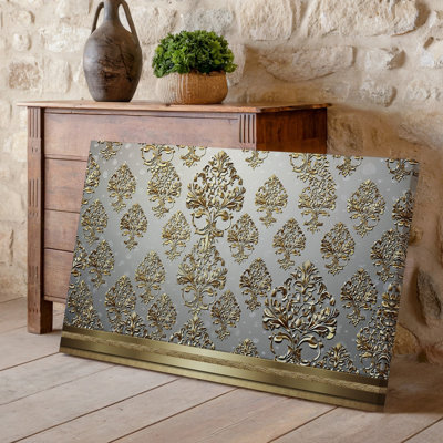 La toile crée un design de papier peint élégant avec un motif damassé complexe en or chatoyant contre un taupe doux