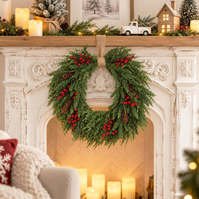 Couronne de Noël rustique de 56 cm (22 po) avec baies rouges et pommes de pin, couronne artificielle en cèdre et sapin avec base en rotin, décoration de porte d'entrée pour les fêtes