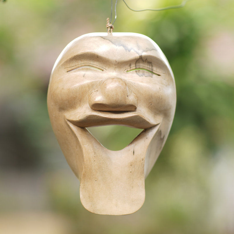 Masque de bois à fort rire