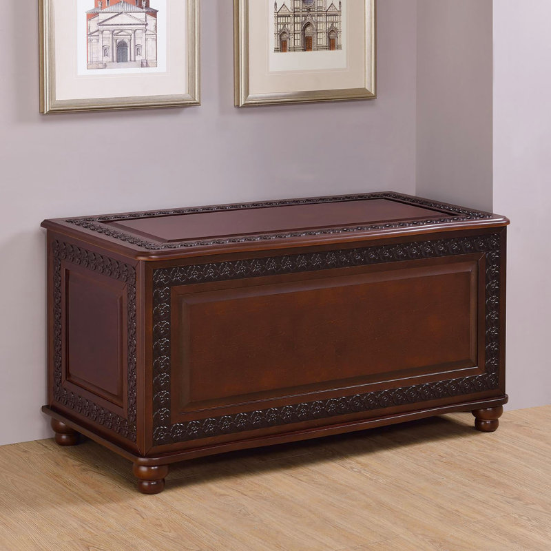 Commode à tabac profonde ornée avec un grand espace intérieur et des accents élégants