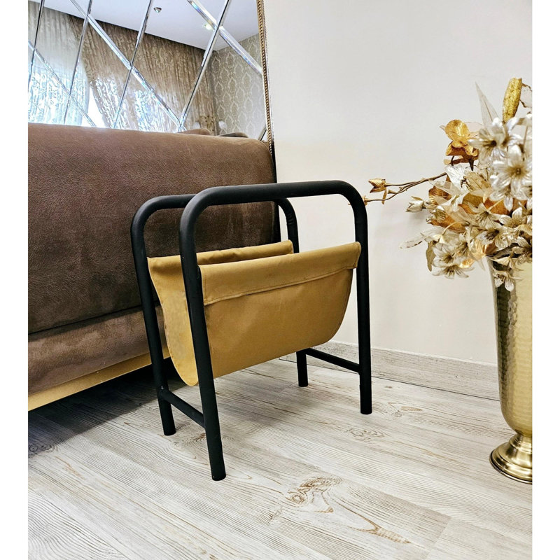 Élégante table d'appoint avec structure en métal, noir et moutarde, 16,1 po x 10,2 po x 19,7 po | Dessus 100% tissu | Table d'appoint moderne pour le salon et la chambre à coucher, design durable et accrocheur
