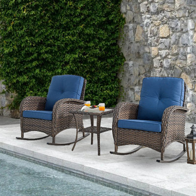 Ensemble de chaises berçantes d'extérieur en rotin et osier Gaetanino avec table d'appoint (2 chaises et 1 table d'appoint)