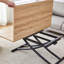 Ensemble de table et de chaises. Plateforme de levage multifonctionnelle minimaliste moderne, panneau de fibres à densité moyenne autocollant grain de bois clair, pieds en métal noir. Jumelé à 4 chaises confortables en tissu brun.